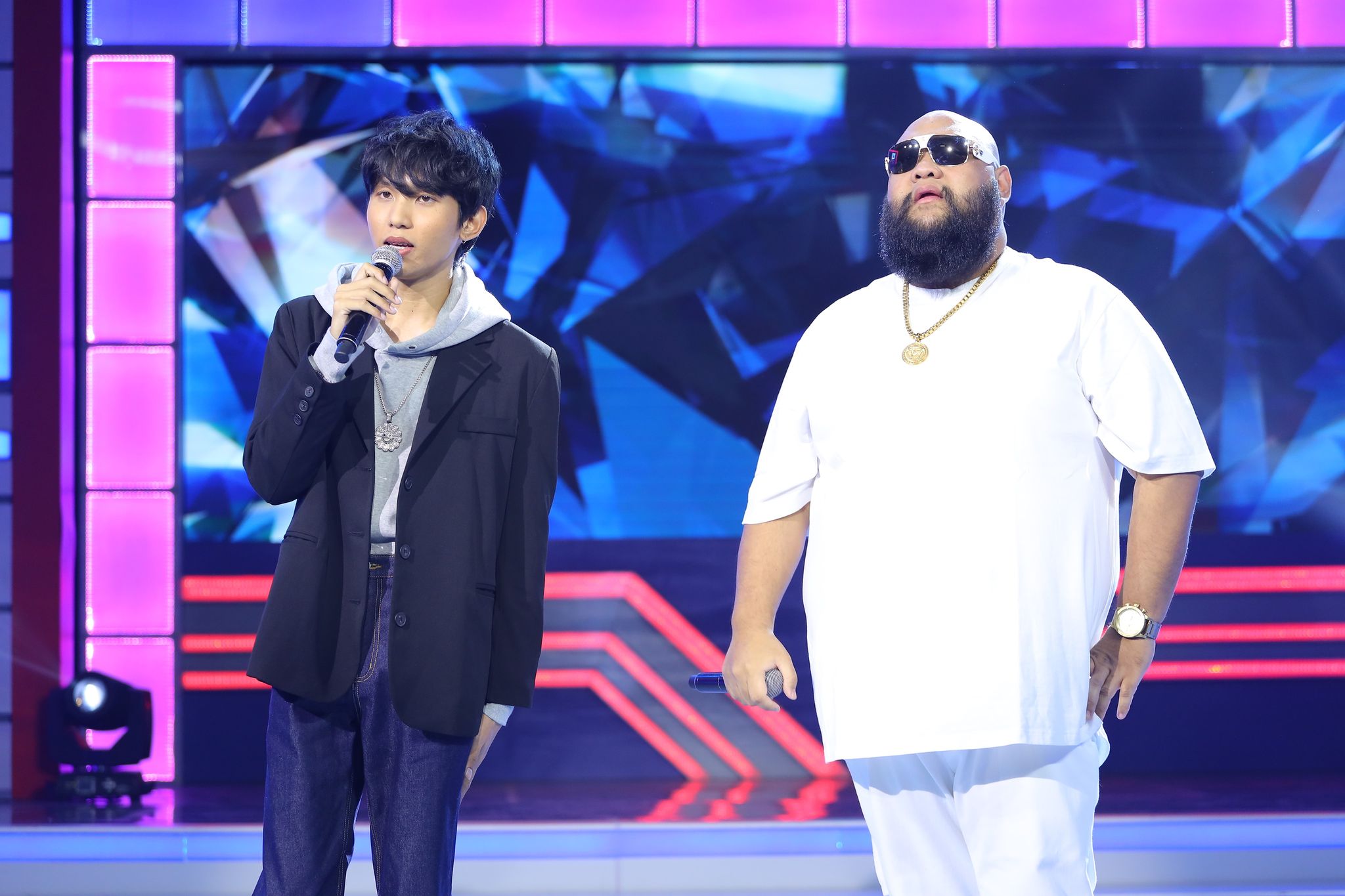 ข่าวบันเทิง - กอล์ฟ ฟักกลิ้งฮีโร่ แร๊ปสดโชว์เพลงดัง 62 ล้านวิว ในรายการมาสเตอร์คีย์