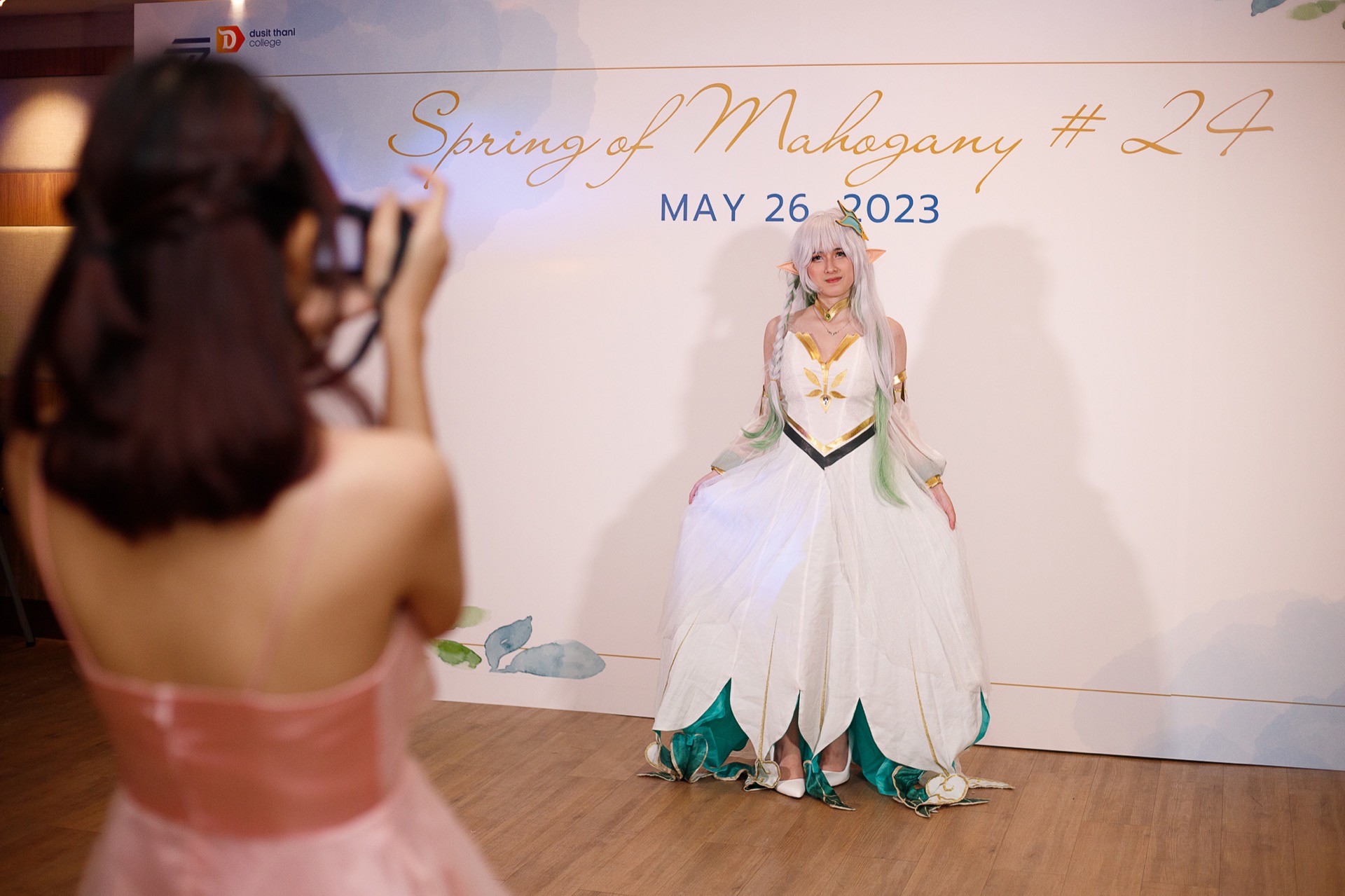 ข่าวการศึกษา - Spring of Mahogany วิทยาลัยดุสิตธานีจัดปาร์ตี้ฉลองวันช่อมะฮอกกานีแบ่งบาน