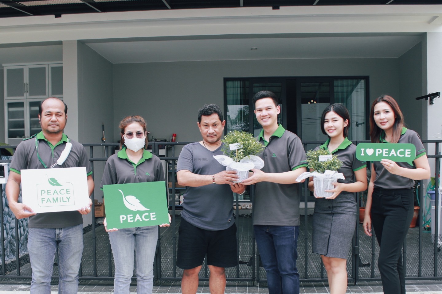 ข่าวบ้าน, คอนโด, อสังหาฯ - PEACE ฉลองเดือนเกิดต่อเนื่อง จัดกิจกรรมแจกพืชพันธุ์ผักสวนครัว เพื่อส่งมอบความสุข พร้อมสร้างภูมิคุ้มกันที่ดีให้กับลูกบ้าน PEACE family