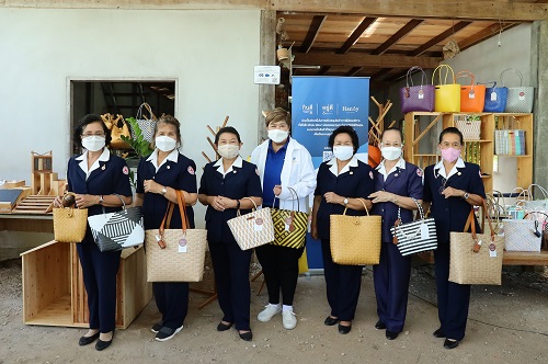 ข่าวประชาสัมพันธ์ - PR News โอสถสภาเปิดศูนย์การเรียนรู้งานเส้นสานพลาสติก ต้อนรับเหล่ากาชาดจังหวัดขอนแก่น