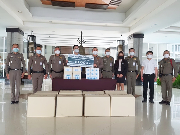 ข่าวโควิด-19 (ยกเลิก) - โรงแรมแคนทารี ฮิลส์ เชียงใหม่ ส่งมอบ SHURE SHOT แอลกอฮอล์คุณภาพให้แก่สถานีตำรวจภูธรภูพิงคราชนิเวศน์