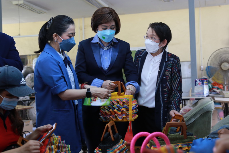 ข่าวราชการ, รัฐวิสาหกิจ - ?โฆษกแรงงาน? ให้การต้อนรับคณะอนุกรรมาธิการศึกษาและติดตามนโยบาย ลุยเพชรบุรี เยี่ยมกลุ่มอาชีพวิสาหกิจชุมชน พัฒนาคุณภาพชีวิตแรงงานนอกระบบ