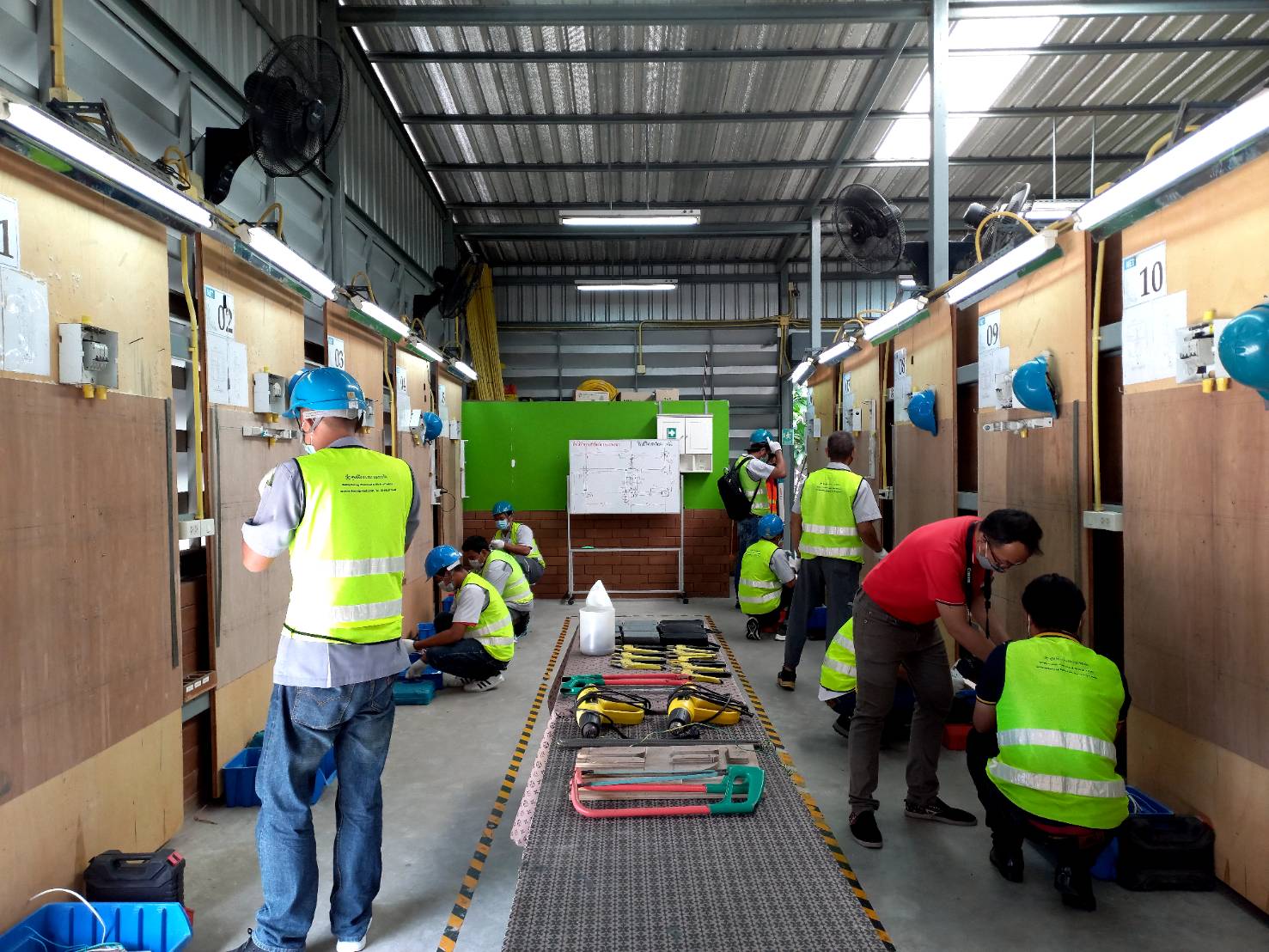 ข่าวราชการ, รัฐวิสาหกิจ - พัฒนาแรงงานนนท์ จับมือเครือข่ายเร่งทดสอบฝีมือช่างไฟฟ้าก่อนส่งเข้าขั้นตอนประเมิน 