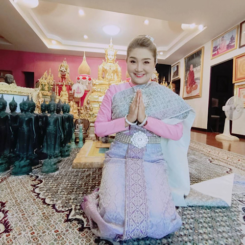 ข่าวบันเทิง - ลุคนี้ของนางงาม เอมมี่โก๊ะ ขวัญใจสื่อ สวยงาม สง่ามาก