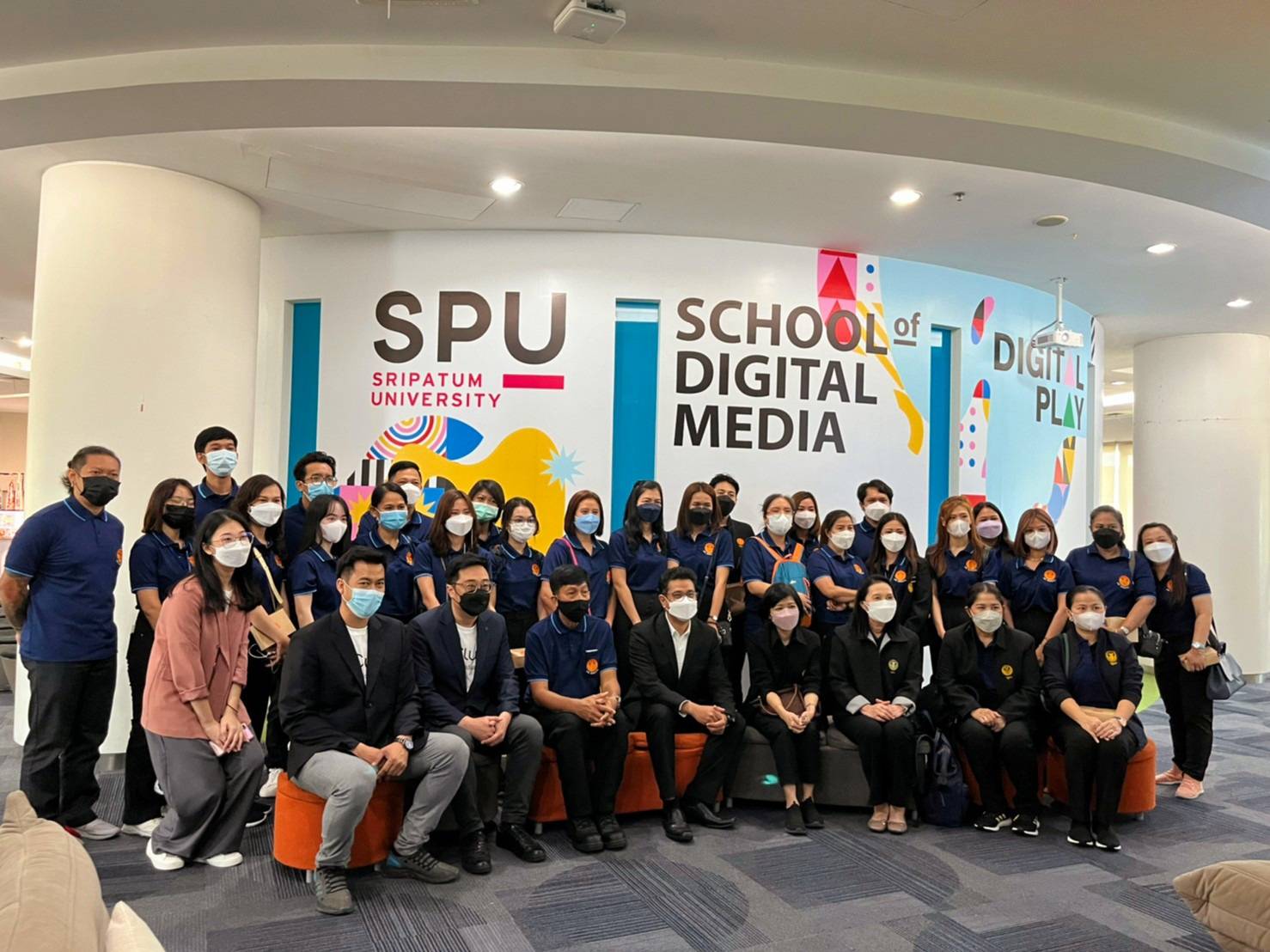 ข่าวการศึกษา - คณะดิจิทัลมีเดีย ม.ศรีปทุม ต้อนรับ ปชส. สำนักงานเลขาธิการวุฒิสภา เยี่ยมชม นวัตกรรมดิจิทัลและการผลิตคอนเทนต์