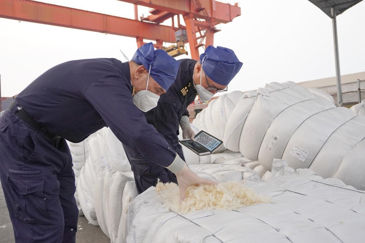 ภาษาอังกฤษ - China's First Batch of Imported Washed Feather and Down, Pilot Goods for Customs Clearance Supervision Reform, Successfully Cleared Customs in Guangxi