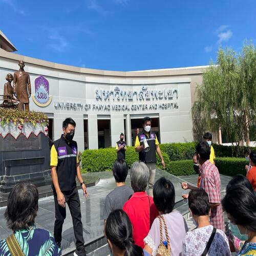 ข่าวการศึกษา - UPSR จิตอาสา ม.พะเยา อำนวยความสะดวกผู้เข้ารับการฉีดวัคซีน โรงพยาบาลมหาวิทยาลัยพะเยา