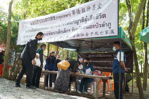 ข่าวประชาสัมพันธ์ - PR News มูลนิธิป่อเต็กตึ๊ง ลงพื้นที่หนองบัวลำภู เดินสายซับน้ำตา มอบเงินช่วยเหลือครอบครัวผู้เสียชีวิต และผู้บาดเจ็บจากเหตุการณ์สูญเสียที่ศูนย์พัฒนาเด็กเล็กฯ จ.หนองบัวลำภู