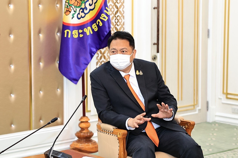 ข่าวราชการ, รัฐวิสาหกิจ - รมว.แรงงาน เร่งช่วยเหลือลูกจ้างร้องเรียนผ่านโซเชียล กรณีนายจ้างเรียกเก็บค่าเดินทางมาทำงาน และสภาพการจ้างไม่เป็นไปตามข้อตกลง