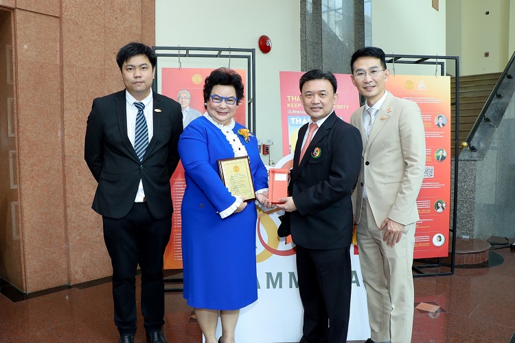 ข่าวธุรกิจ, สังคม - รับโล่เกียรติยศประจำปี 2564 ประเภทผู้ทำคุณประโยชน์ให้กับ มหาวิทยาลัยธรรมศาสตร์ ในโอกาสครบรอบปีที่ 88