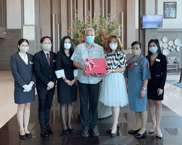 ข่าวบันเทิง - โรงแรมคลาสสิค คามิโอ อยุธยา ให้การต้อนรับ ?อาจารย์เผ่าทอง ทองเจือ? พิธีกรชื่อดัง