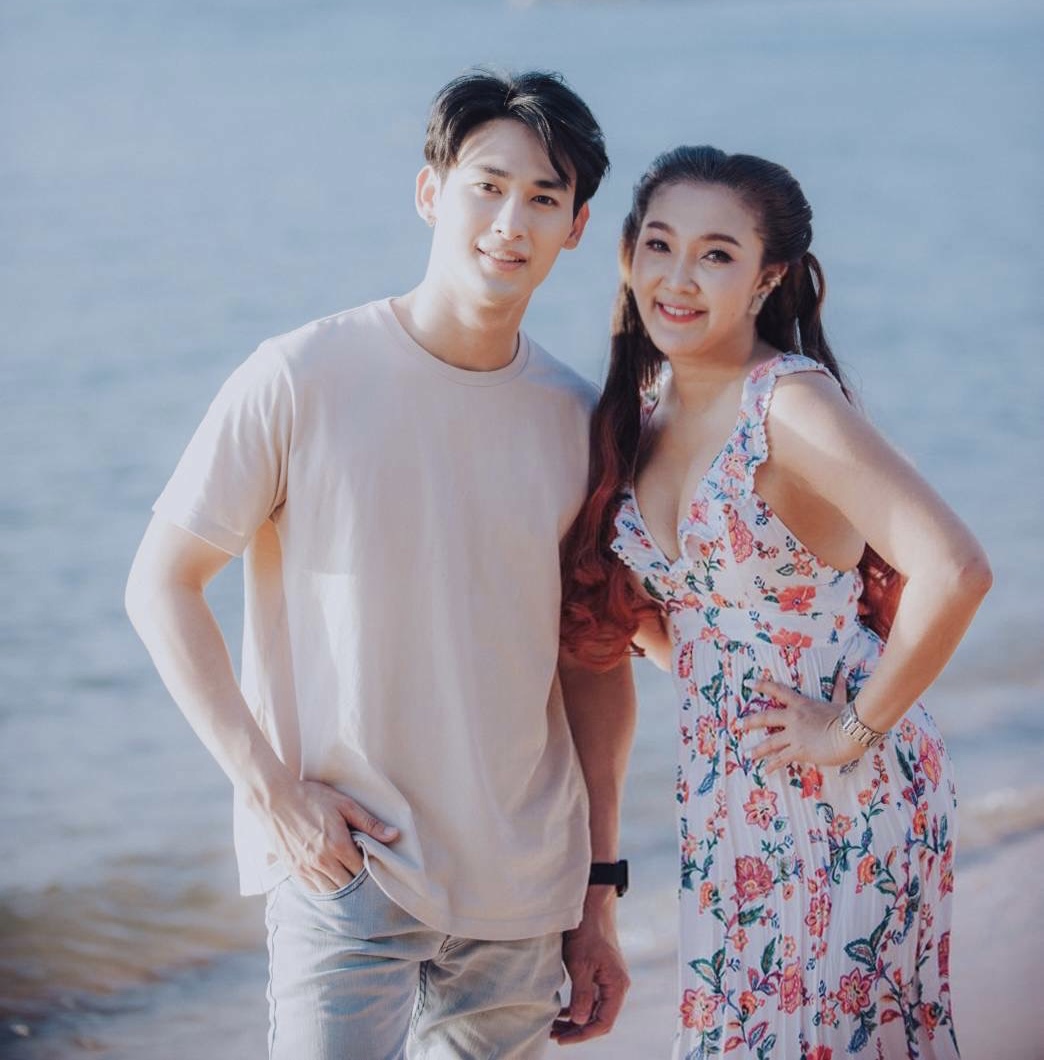 ข่าวนักแสดง, นักร้อง, โมเดล - ปังไม่ไหว เอมมี่โกะ ขวัญใจสื่อ ดึงพระเอกซีรี่ย์ดัง เล่นmv Cover