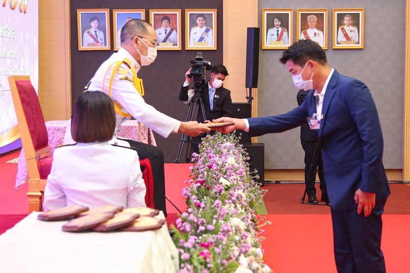ข่าวบันเทิง -  ภาพยนตร์โฆษณาร้อยเรียงความดีสู่สังคม ความกตัญญู โดย เครือเจริญโภคภัณฑ์ 