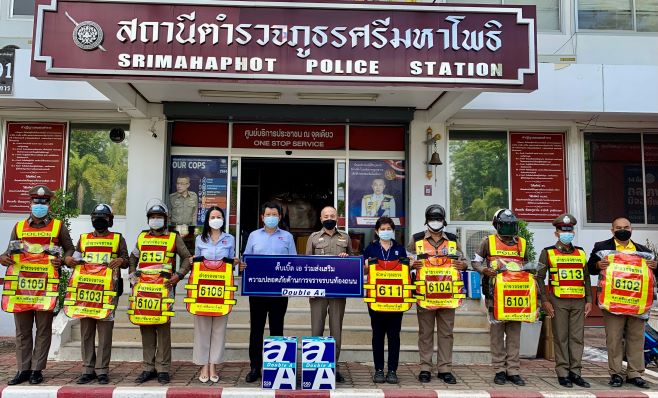 ข่าวธุรกิจ, สังคม - ดั๊บเบิ้ล เอ มอบเสื้อสะท้อนแสง ส่งเสริมความปลอดภัยด้านจราจร