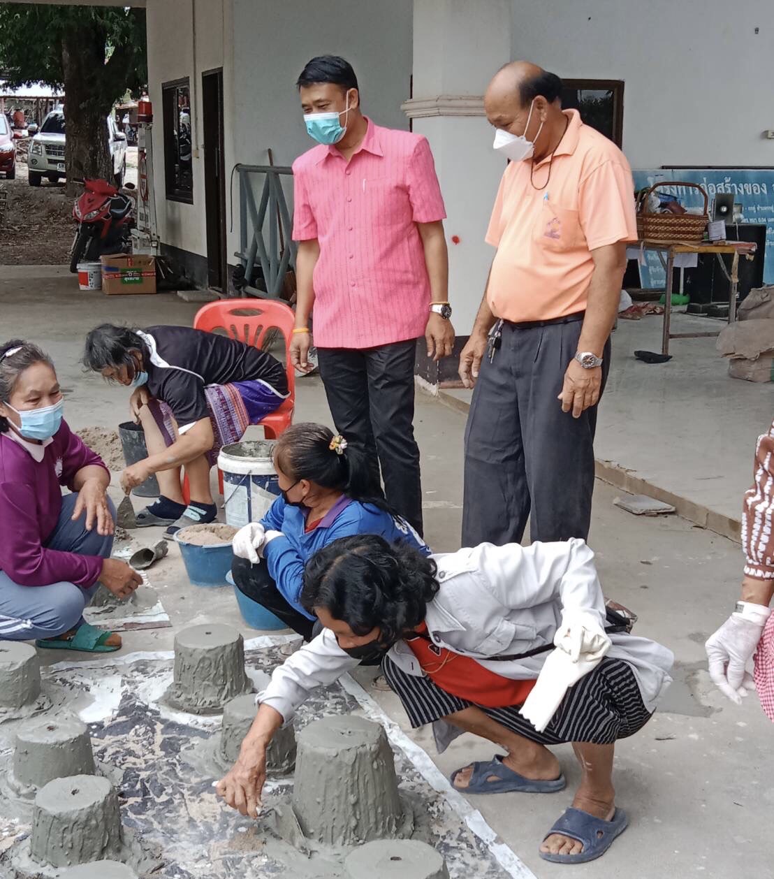 ข่าวราชการ, รัฐวิสาหกิจ - ?สำนักงานพัฒนาฝีมือแรงงานเลย เปิดโครงการฝึกอบรมแรงงานผู้สูงอายุเพื่อเพิ่มโอกาสในการประกอบอาชีพ หลักสูตรการฝึกกอาชีพเสริมสาขาการผลิตบล็อกปูพื้น?
