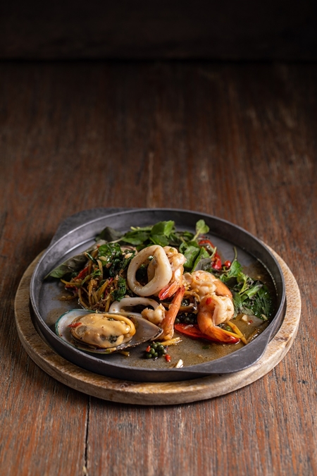 ข่าวอาหาร, เครื่องดื่ม - Special dish for the Months of March-May  ?Spicy Seafood Served Sizzling in Its Pan? at Caf? Kantary