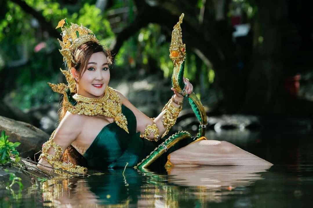 ข่าวบันเทิง - เผยภาพชุดประจำชาติ ของ เอมมี่โกะ ขวัญใจ ก่อนบินไปประกวด ดูไบแฟชั่นวีค ปีนี้