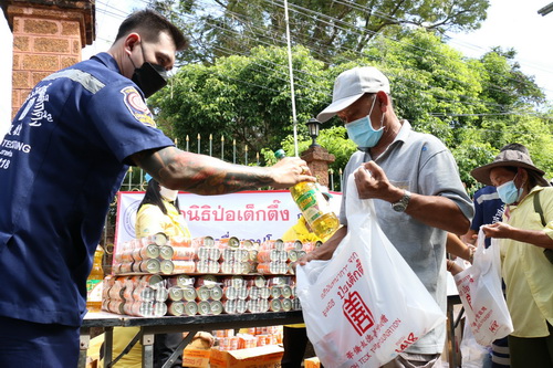 ข่าวงานอีเว้นท์ - มูลนิธิป่อเต็กตึ๊งเดินสายบรรเทาทุกข์ผู้ประสบภัยน้ำท่วมต่อเนื่อง มอบถุงยังชีพแก่ผู้ประสบภัยในพื้นที่จังหวัดนครปฐม และปทุมธานี