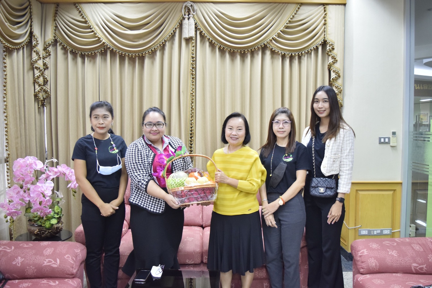 ข่าวธุรกิจ, สังคม - ภญ.ดวงแก้ว ธีรศิลป มอบกระเช้าให้แก่คุณจันฑนา จินดาถาวรกิจ ผู้บริหารการขายระดับสูงของบริษัทฯ เนื่องในโอกาสเกษียณอายุราชการ