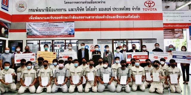 ข่าวราชการ, รัฐวิสาหกิจ - ก.แรงงาน มอบวุฒิบัตรช่างดึงตัวถังรถยนต์ การันตีฝีมือและมีงานทำ