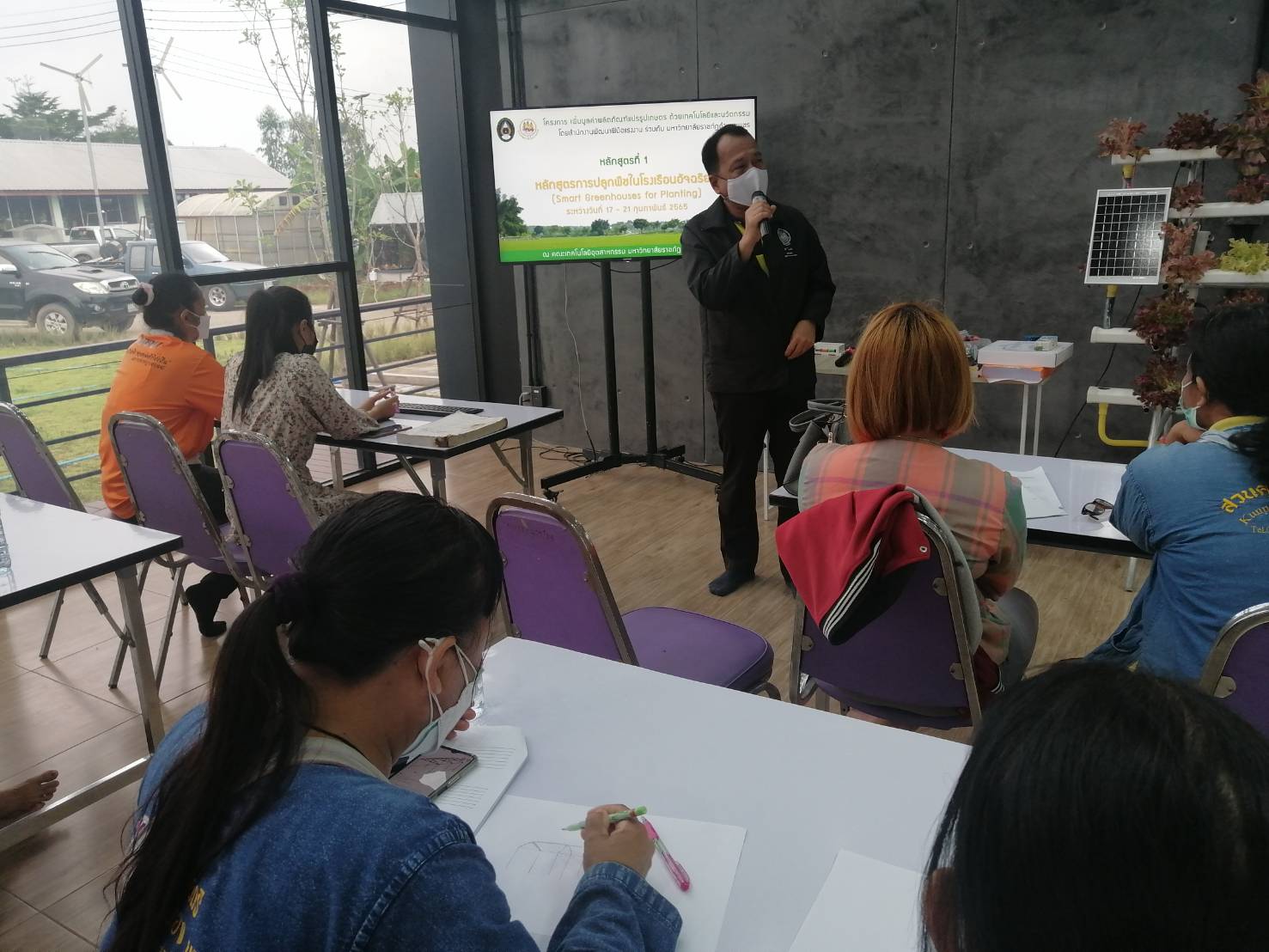 ข่าวราชการ, รัฐวิสาหกิจ - สนพ.กำแพงเพชร เปิดฝึกอบรมประเภทการฝึกอาชีพเสริม หลักสูตรการปลูกพืชในโรงเรือนอัจฉริยะ