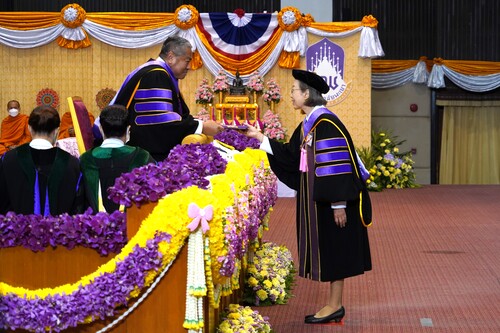 ข่าวประชาสัมพันธ์ - PR News นายพลากร สุวรรณรัฐ องคมนตรี เป็นผู้แทนพระองค์ ในพิธีมอบปริญญาบัตรแก่ผู้สำเร็จการศึกษาจากมหาวิทยาลัยพะเยา ประจำปีการศึกษา 2564