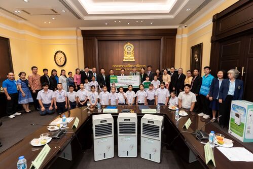 ข่าวการศึกษา - MMP Corp. ต้านภัยฝุ่น บรรเทาร้อน  มอบพัดลมไอเย็น เอ็มคูล 2,300 เครื่อง
