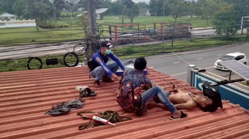 ข่าวธุรกิจ, สังคม - หวิดดับ หนุ่มช่างถอดป้ายโฆษณาพาดสายไฟแรงสูงช็อตหมดสติค้างหลังคา