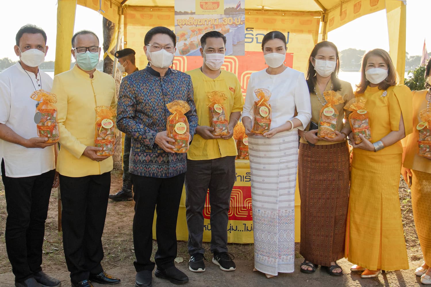 ข่าวศิลปะ, วัฒนธรรม - ไวไว ทำบุญร่วมกับพี่น้องชาวขอนแก่น ร่วม พิธีตักบาตรเทโวโรหณะ ประจำปี 2565