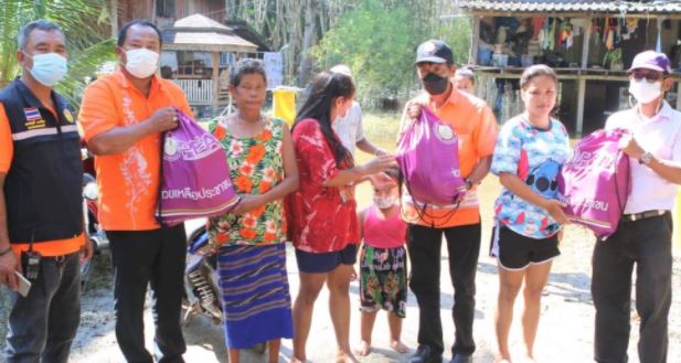 ข่าวราชการ, รัฐวิสาหกิจ - PEA มอบถุงยังชีพ PEA ช่วยเหลือประชาชน ให้กับผู้ที่ได้รับผลกระทบจากน้ำท่วม ในพื้นที่ตำบลท่าชี อำเภอบ้านนาสาร จังหวัดสุราษฎร์ธานี