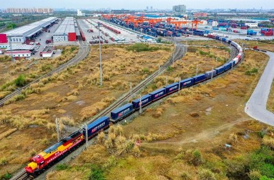 รถไฟขนส่งสินค้าจากเขตชิงไป๋เจียงในเมืองเฉิงตูมีบทบาทสำคัญในการส่งเสริมการค้าโลก