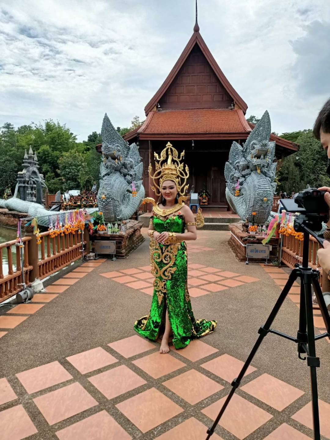 ข่าวบันเทิง - เอมมี่โกะ ขวัญใจสื่อ กับความรัก ความเชื่อและพลังศรัทธา