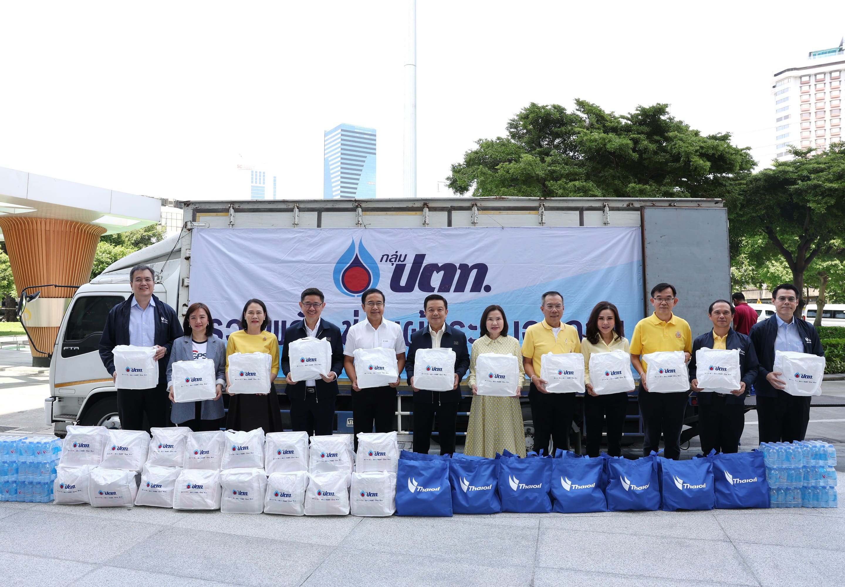 ข่าวธุรกิจ, สังคม - ก.พลังงาน - กลุ่ม ปตท. ระดมความช่วยเหลืออุทกภัยต่อเนื่อง ส่งทีม PTT Group SEALs ร่วมปฏิบัติการในพื้นที่เข้าถึงยาก เร่งจัดส่งถุงยังชีพ สิ่งของจำเป็น ช่วยเหลือผู้ประสบภัยกว่า 20,000 ชุด รวมมูลค่ากว่า 10
