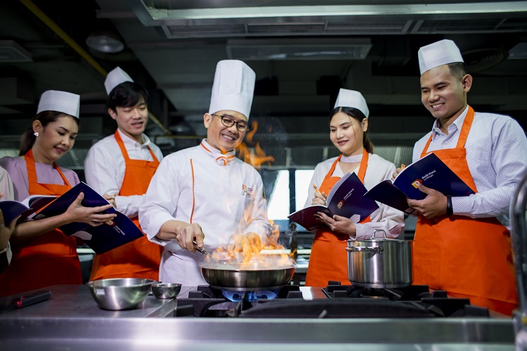 ข่าวการศึกษา - หลักสูตร ?การประกอบอาหารตะวันตก-อาหารไทย? ที่ วิทยาลัยดุสิตธานี