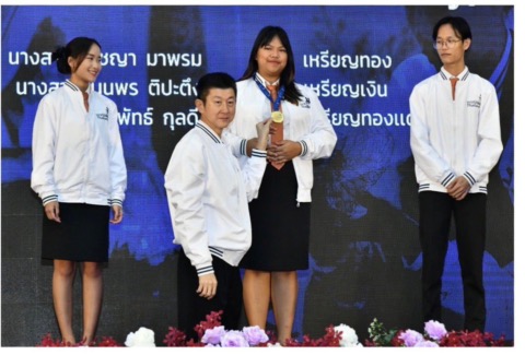 ข่าวการศึกษา - วิทยาลัยดุสิตธานี นำทัพกวาด 3 รางวัล เหรียญทองสาขาจัดดอกไม้ ฝีมือแรงงานแห่งชาติ 