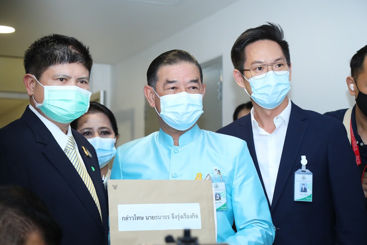 ข่าวราชการ, รัฐวิสาหกิจ - รมว.ดีอีเอส มอบหมายผู้ช่วยรัฐมนตรีฯ ยื่นแจ้งความนายธนาธร จึงรุ่งเรืองกิจ ประธานคณะก้าวหน้า คดี ม.112