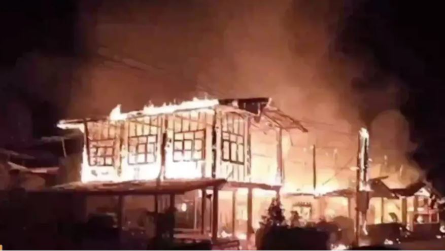 ข่าวธุรกิจ, สังคม - คาดไฟฟ้าลัดวงจร ทำเพลิงไหม้บ้านเสียหาย 10 หลัง