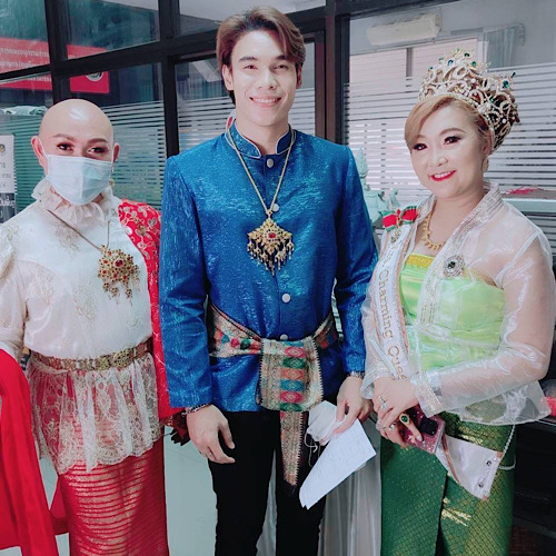 ข่าวบันเทิง - สวย ปังไม่ไหว ล่าสุด เอมมี่ ขวัญใจสื่อ ได้เดินแบบและร้องเพลงในงานสุดดัง