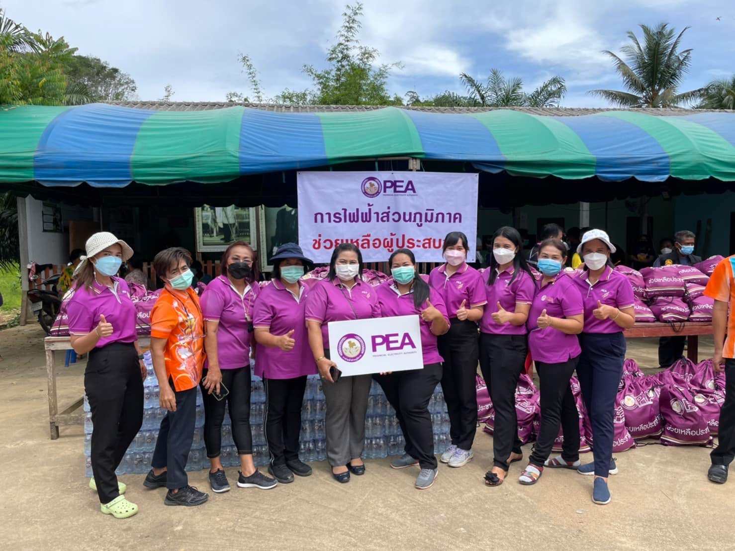 ข่าวราชการ, รัฐวิสาหกิจ - PEA มอบถุงยังชีพเพื่อช่วยเหลือผู้ประสบอุทกภัยในพื้นที่อำเภอวิภาวดี จังหวัดสุราษฎร์ธานี