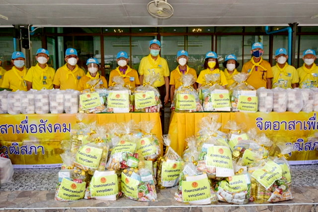 ข่าวกิจกรรม - วุฒิสภาจิตอาสาลงพื้นที่ชุมชนวัดจันทรสโมสร พร้อมมอบอาหารกล่องปรุงสุก เครื่องอุปโภคบริโภค หน้ากากอนามัย แอลกอฮอล์ชนิดเจล ชุดความรู้สุขภาพช่วยเหลือประชาชนฝ่าภัยโควิด-19