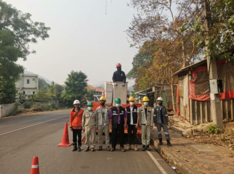 ข่าวราชการ, รัฐวิสาหกิจ - PEA แม่ฮ่องสอน ร่วมกับเทศบาลเมือง ตัดริดลานต้นไม้ใกล้ระบบจำหน่ายไฟฟ้า ในเขตเทศบาลเมืองแม่ฮ่องสอน