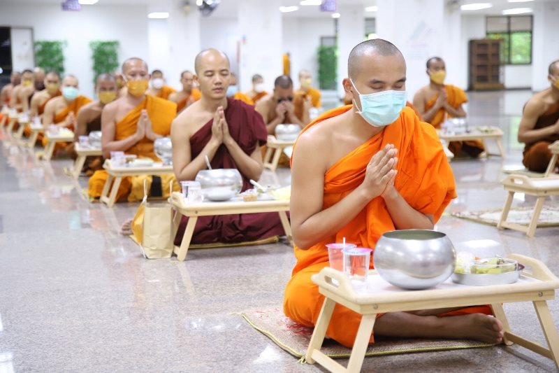 ข่าวศาสนา - อธิการบดีและที่ปรึกษาอธิการบดี ม.ศรีปทุม ร่วมบริจาคทุนภัตตาหารเช้า-เพล พระนิสิต มจร.