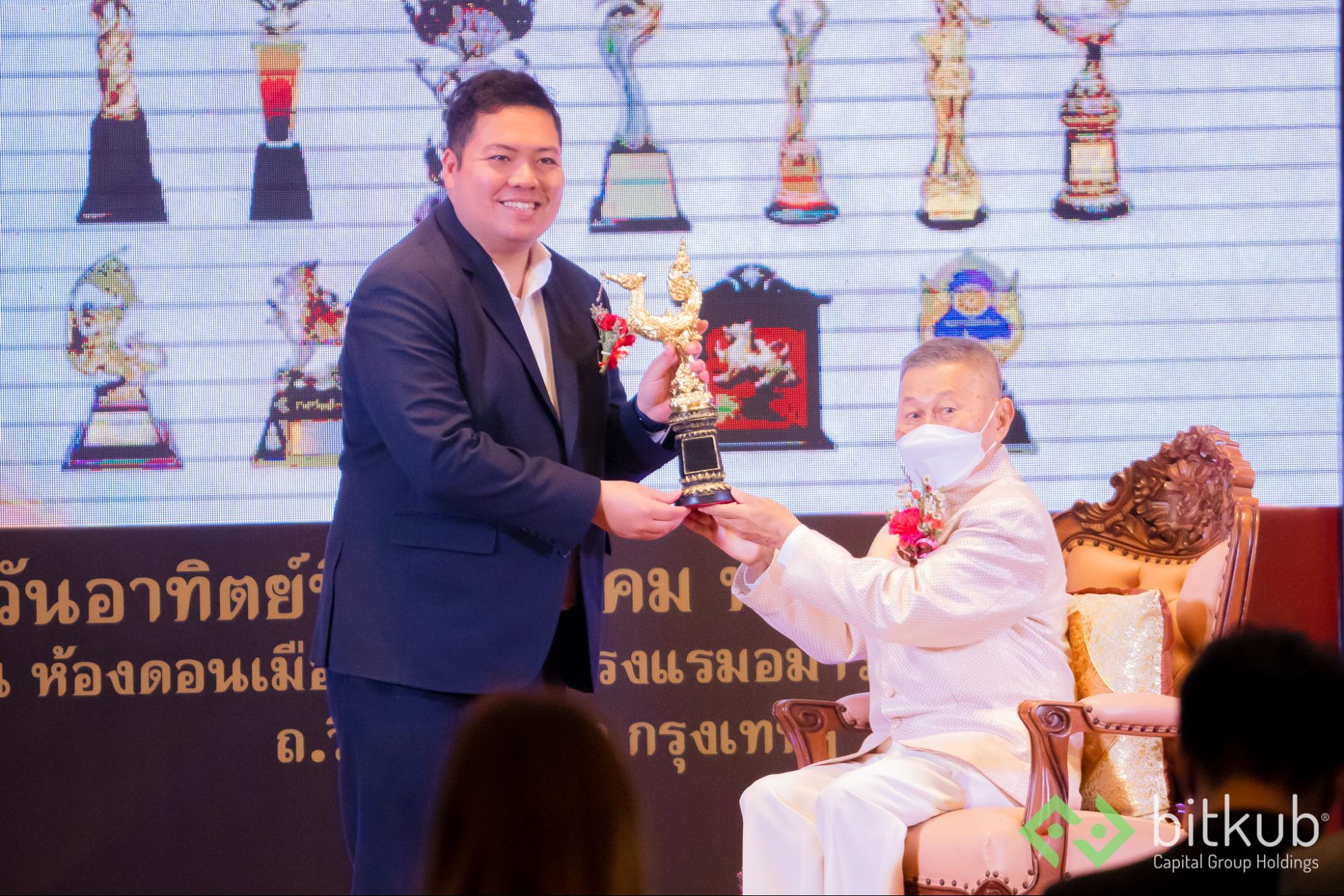 ข่าวประชาสัมพันธ์ - PR News บิทคับ แคปปิตอล กรุ๊ป คว้ารางวัลคนไทยตัวอย่าง 2566  สาขา องค์กรตัวอย่างดีเด่น และ สาขา ผู้บริหารงานภาคเอกชนตัวอย่างดีเด่น  จากสมัชชานักจัดรายการข่าววิทยุโทรทัศน์หนังสือพิมพ์แห่งประเทศไทย (สว.นท)