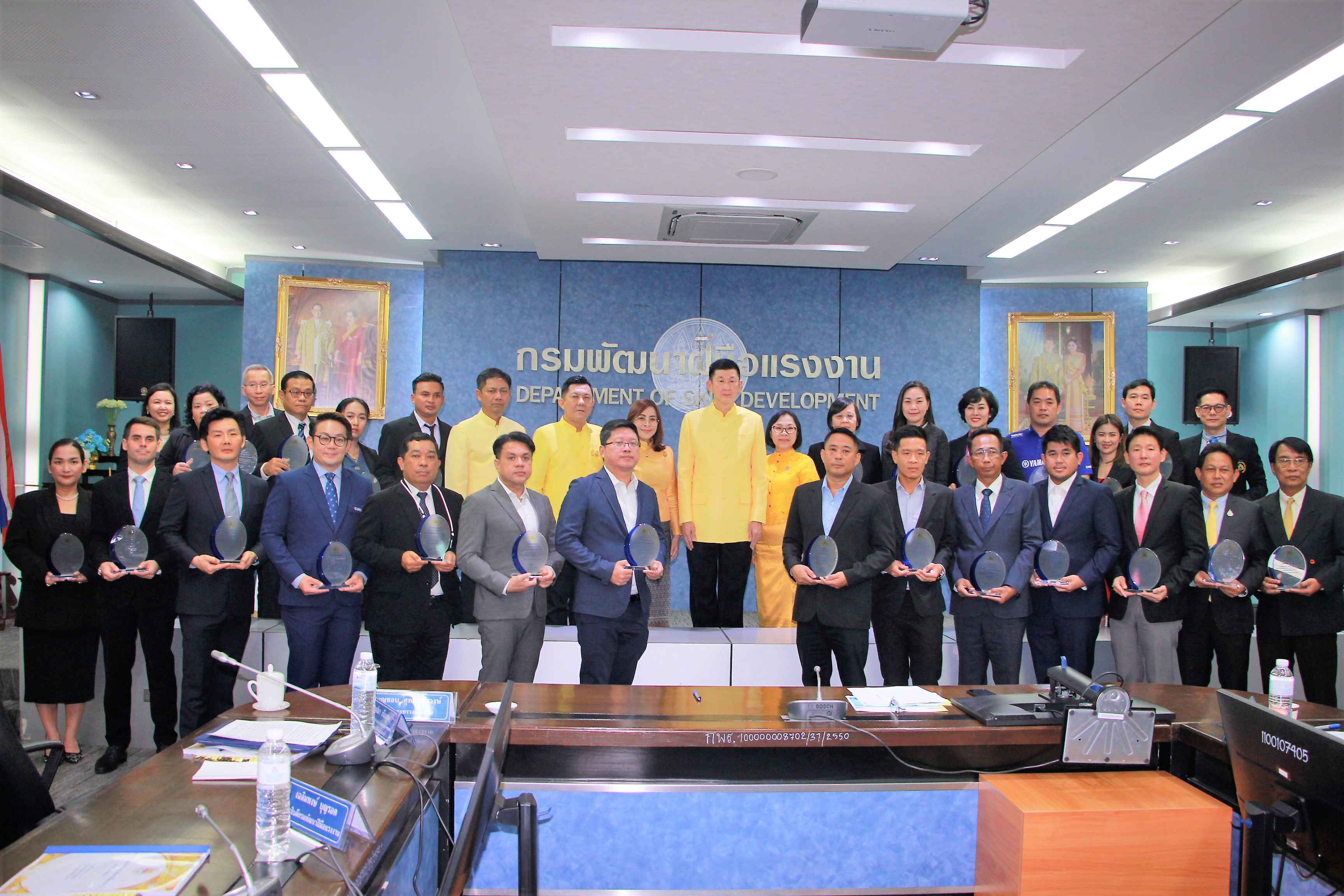 ข่าวประชาสัมพันธ์ - PR News มอบโล่ประกาศเกียรติคุณเอกชน 27 แห่ง หนุนภารกิจพัฒนาฝีมือแรงงาน