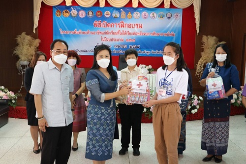 ข่าวการศึกษา - เหล่ากาชาดจังหวัดลำพูน ได้มอบเครื่องอุปโภคบริโภคให้ นักเรียนที่ไม่ได้เรียนต่อหลังจบการศึกษาภาคบังคับจังหวัดลำพูน