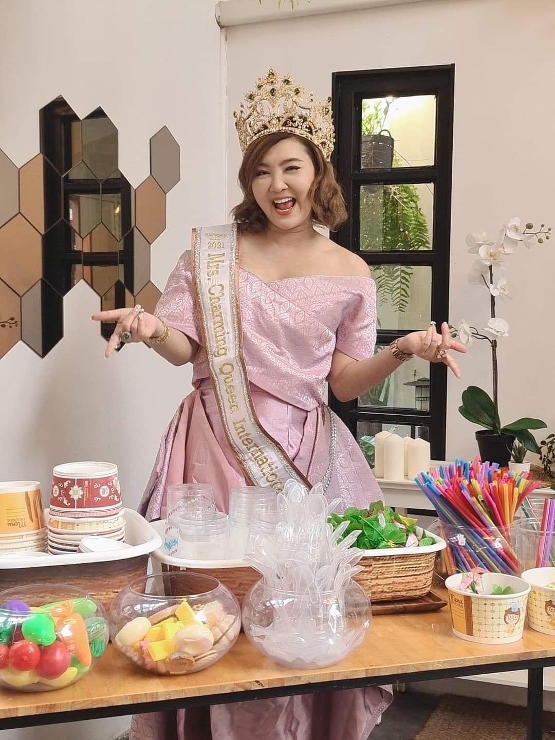 ข่าวบันเทิง - ยินดีด้วย ดร.เอมมี่โกะ นางงามมากความสามารถ และเป็นคุณแม่เลี้ยงเดี่ยวสายสตองต้นบุญต้นแบบ 