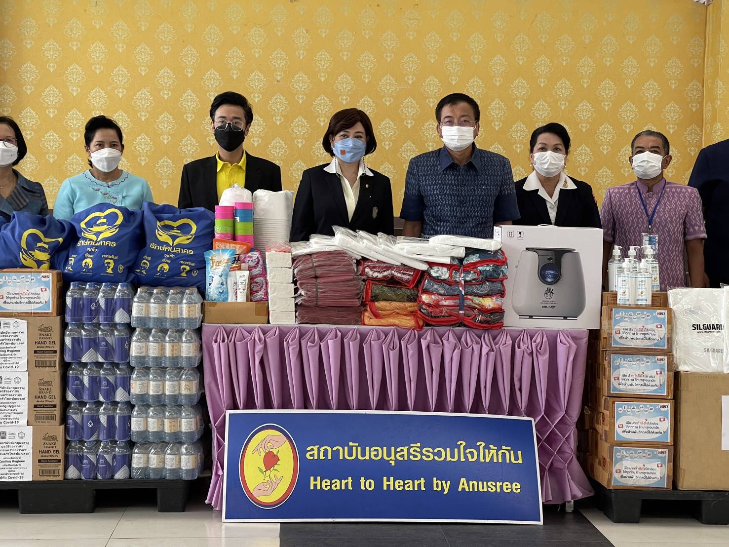 ข่าวโควิด-19 (ยกเลิก) - ปธ.สถาบันอนุสรีรวมใจให้กัน มอบสิ่งของอุปกรณ์ แก่ผู้ว่าฯ - นายกเหล่ากาชาดสมุทรสาคร นำไปช่วยประชาชนสู้โควิด-19