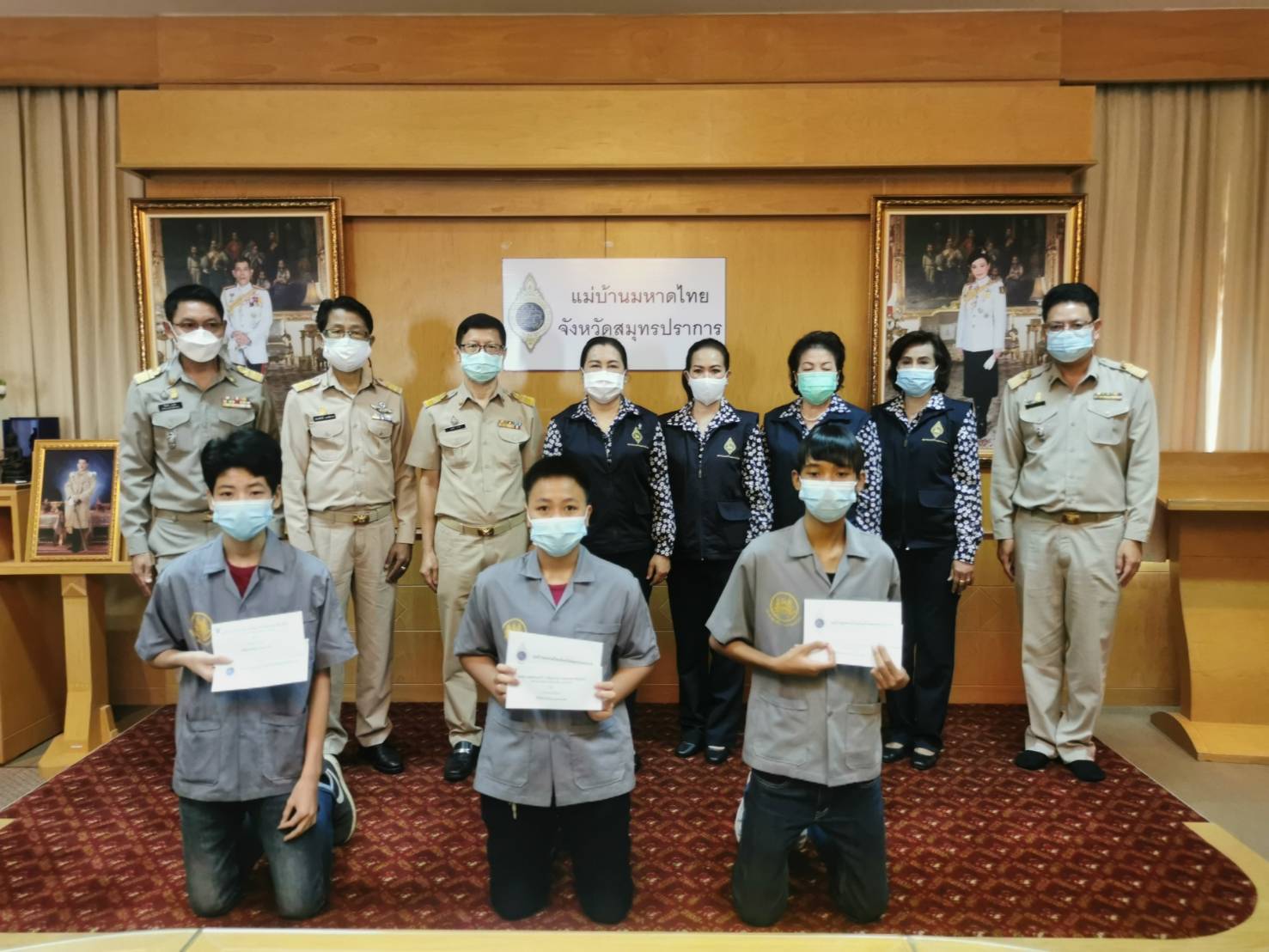 ข่าวการศึกษา - ประธานแม่บ้านมหาดไทย จ.สมุทรปราการ มอบทุนมูลนิธิร่วมจิตต์น้อมเกล้าฯ