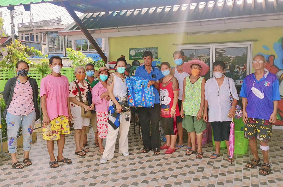 ข่าวธุรกิจ, สังคม - WCG DIAMOND บริจาคเงินและถุงยังชีพ ช่วยเหลือผู้ด้อยโอกาสชุมชนพระราม 8