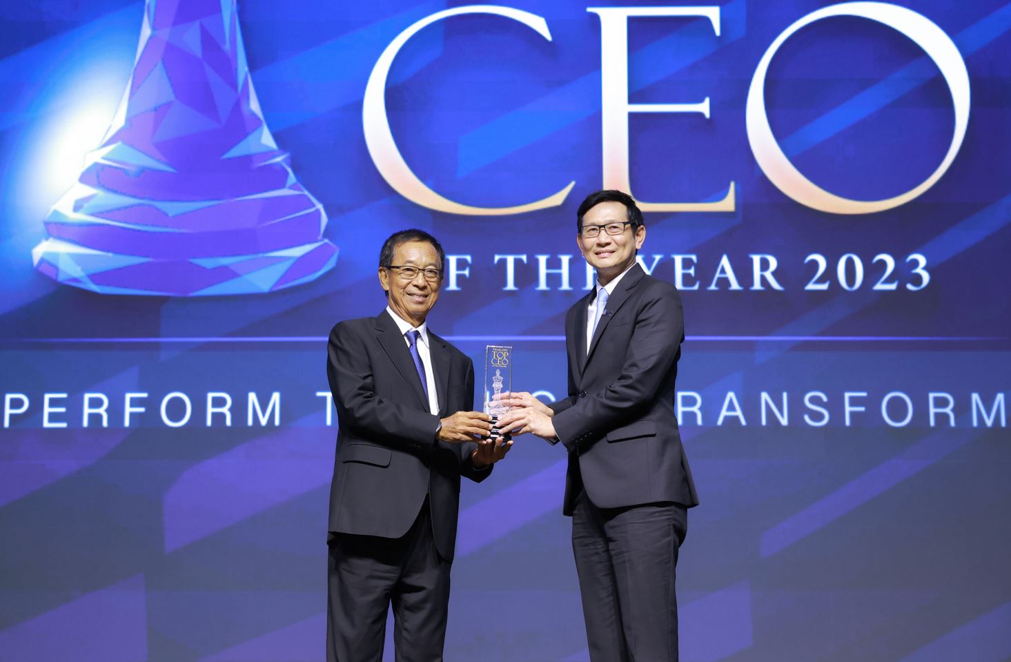 ข่าวราชการ, รัฐวิสาหกิจ - อรรถพล ฤกษ์พิบูลย์ คว้าสุดยอดผู้นำองค์กรแห่งปี 